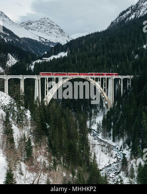 Malerische Aussicht auf Brücke - Viadukt mit dem Zug in der Schweiz Stockfoto