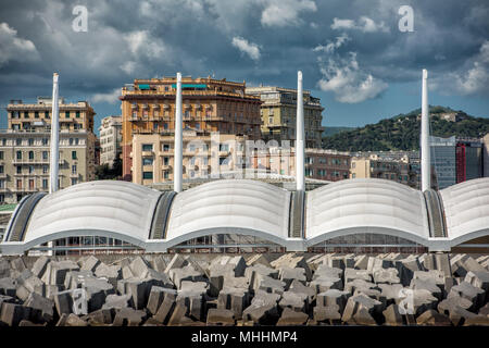 Genua Stadt Stadtbild Panorama vom Meer an bewölkten Tag Stockfoto