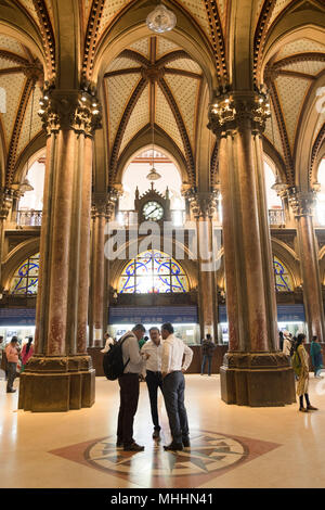 Indien - Mumbai - Chhatrapati Shivaji Terminus, der früher als Victoria Terminus bekannt. Die Bahn Station, ist ein UNESCO-Weltkulturerbe. Die Station wurde von Frederick William Stevens nach dem Konzept der Viktorianischen Italianate neugotischen Architektur und bedeutete eine ähnliche Erweckung der indischen Goth (Klassik) Architektur zu sein. Die Station wurde 1887 in der Gegend von Mumbai Bori Bunder gebaut, um die Goldenen Jubiläum der Queen Victoria zu gedenken. Stockfoto