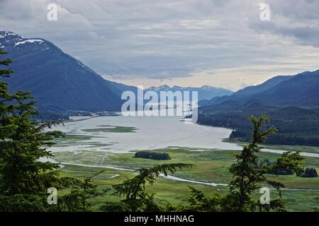 Juneau, Alaska, USA: Panorama der Kreuzfahrtschiffe am Hafen von Juneau, in den Gastineau Kanal. Douglas Island ist auf der rechten Seite. Stockfoto