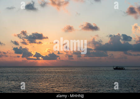 Dhoni maledivischen Booten auf wunderschönen goldenen Sonnenuntergang auf den Malediven Stockfoto