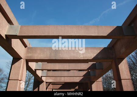 Konkrete pergola Garten Struktur in Niles, Illinois suburban Friedhof. Stockfoto