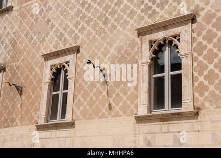 Palazzo Vescovile, Museum und Hauptplatz der wunderschönen mittelalterlichen Stadt im Herzen der Region Umbrien, Italien. Stockfoto