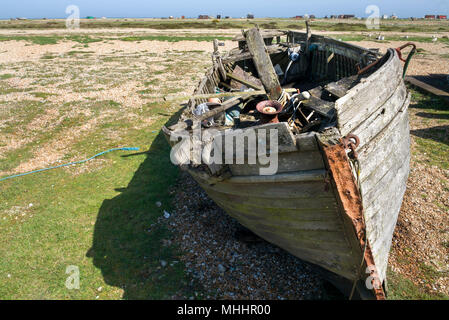 Alte Fischerei Boot Wrack am Strand von Dungeness Stockfoto