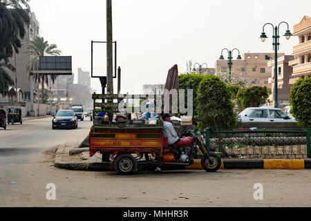 Straße Ecke Verkäufer, Frühstück in Gizeh, Ägypten. Stockfoto