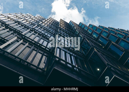 LONDON - 26. APRIL 2018: Low Angle View der modernen Bürogebäude in London Stockfoto