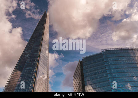 LONDON - April 26, 2018: The Shard Gebäude in London mit blauem Himmel und weißen Wolken Stockfoto