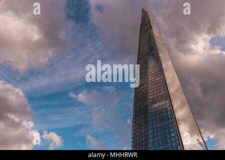 LONDON - April 26, 2018: The Shard Hochhaus Gebäude in London mit blauem Himmel und weißen Wolken Stockfoto