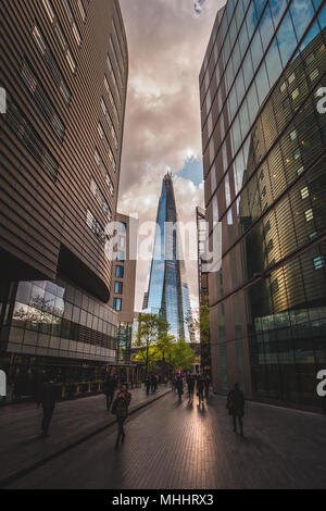 LONDON - April 26, 2018: die Menschen zu Fuß in Richtung der Shard Gebäude in London bei Sonnenuntergang Stockfoto