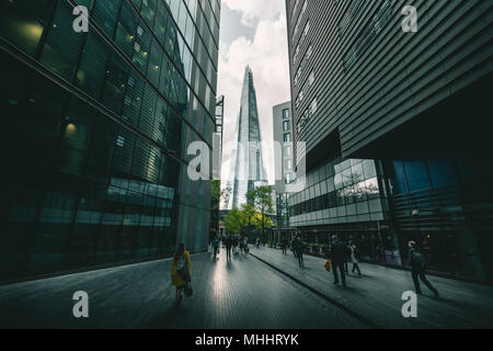 LONDON - April 26, 2018: die Menschen zu Fuß in Richtung der Shard Gebäude in London. Stockfoto