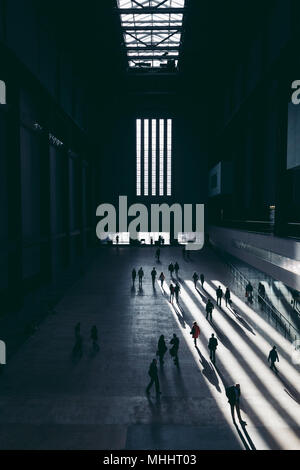 LONDON - April 26, 2018: die Menschen zu Fuß im Inneren der Turbine Hall der Tate Modern in London. Stockfoto