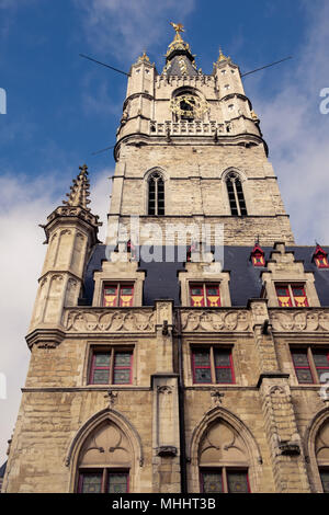Low-angle Blick auf den Turm der Gent Belfort, das UNESCO-Weltkulturerbe gehört, an einem schönen Tag unter einem blauen Himmel. Stockfoto