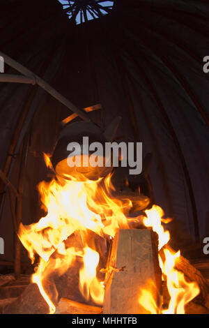 Kochen auf dem Lagerfeuer im Zelt im Winter Stockfoto