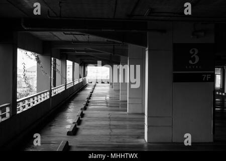 Abstrakte schwarz-weiß Bild Reihen von leeren Raum PKW-Parkplatz. Stockfoto