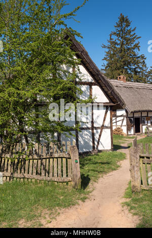 Alte weiß gekalkte Haus in der Ethnographischen Freilichtmuseum in Kluki. Polen Stockfoto