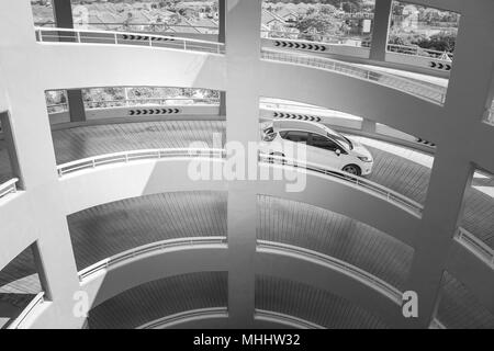 Abstrakte schwarz-weiß Bild Seitenansicht Architektur der Spirale Straße zu Parken. Stockfoto