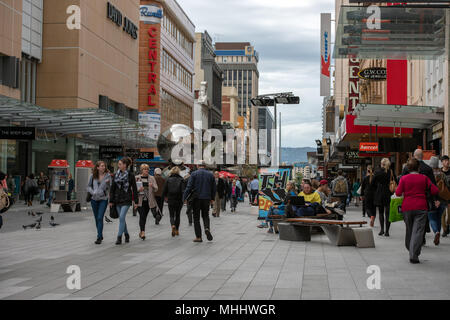 ADELAIDE, Australien - 1. SEPTEMBER 2015 - Menschen zu Fuß entlang der Innenstadt Stockfoto