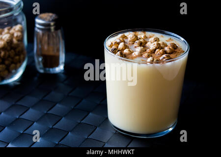 Boza oder Bosa, traditionelle türkische Drink mit geröstetem Kichererbsenmehl Stockfoto