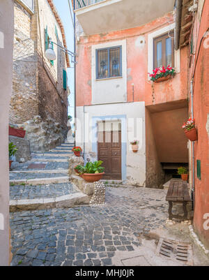 Subiaco Altstadt in einem Sommermorgen, Provinz Rom, Latium, Italien. Stockfoto