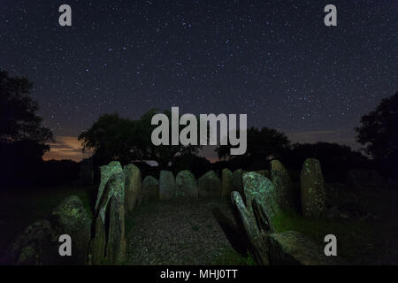 Dolmen der großen Eiche. Nacht Landschaft mit alten prähistorischen Dolmen. Montehermoso. Der Extremadura. Spanien. Stockfoto