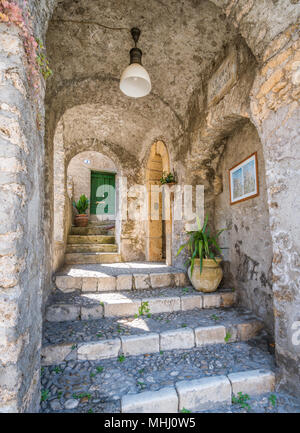 Subiaco Altstadt in einem Sommermorgen, Provinz Rom, Latium, Italien. Stockfoto