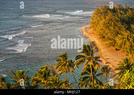 Golden Sunset am kalalau trail Kauai Island Hawaii Stockfoto