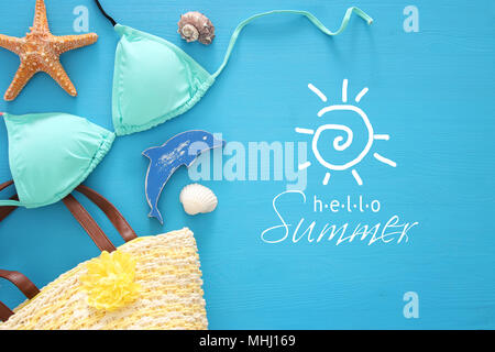 Ferienhäuser und Sommer Bild mit Sea Life style Objekte und Minze bikini über blau Holz- Hintergrund Stockfoto