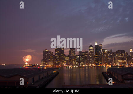 4. Juli Feuerwerk von Downtown Manhattan Blick von Brooklyn, NY, USA 2006 Stockfoto