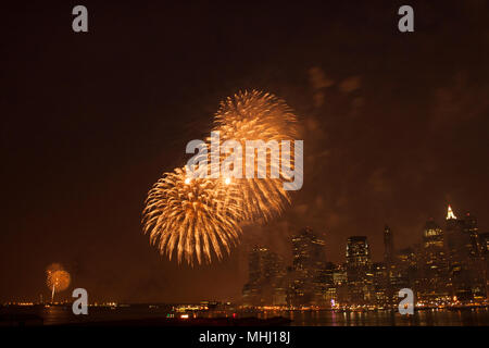 4. Juli Feuerwerk von Downtown Manhattan Blick von Brooklyn, NY, USA 2006 Stockfoto