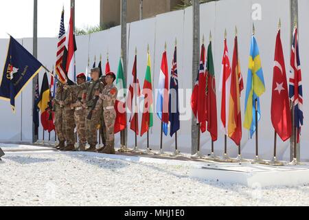 Koalition mit der Combined Joint Forces Land Component Command Color Guard ein Gruß während der Deaktivierung CJFLCC Zeremonie in Bagdad, Irak, April 30, 2018, 30. April 2018 machen. Die Deaktivierung bedeutet das Ende der großen Kampfhandlungen gegen ISIS im Irak und erkennt die wechselnde Zusammensetzung und Zuständigkeiten der Koalition. (U.S. Armee Foto von Sgt. Jonathan Pietrantoni). () Stockfoto