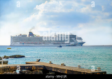 Grand Cayman, Cayman Islands, Feb 2018, die Norwegian Epic cruise ship an der Karibik von George Town Port günstig Stockfoto