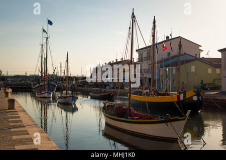 Farbenfrohe historische Boote in Porto Canale, den zentralen Kanal in der schönen Stadt Cesenatico festgemacht, an der Adria in Italien. Stockfoto