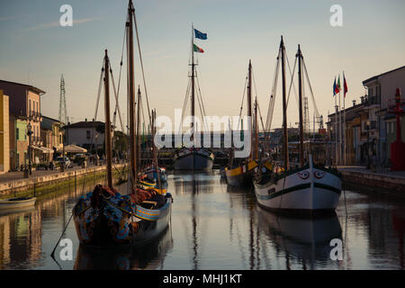 Vorderansicht des Traditionellen bemalte Boote, Teil der schwimmenden Abschnitt des Maritime Museum in Porto Canale, Cesenatico, Emilia Romagna, Italien. Stockfoto