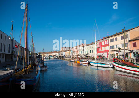 Blick auf Porto Canale, den zentralen Kanal in der schönen Stadt Cesenatico an der Adria Küste in Italien, mit dem traditionellen bemalten Segelboote. Stockfoto