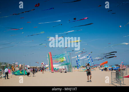 Viele bunte Drachen in verschiedenen Formen am Strand von Cervia international Kite festival" Artevento' 2018. Stockfoto