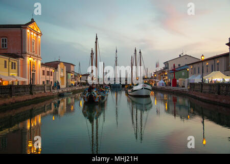 Vorderansicht des Traditionellen bemalte Boote, der Maritime Museum in Porto Canale, Cesenatico, Emilia Romagna, Italien. Sonnenuntergang Szene. Stockfoto