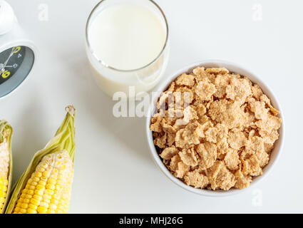 Gesunde Cornflakes mit Milch zum Frühstück am Tisch, essen und trinken Stockfoto