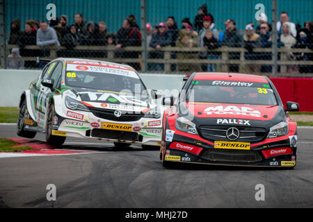 Donington Park, Derbyshire, UK. 29. April 2018. Adam Morgan hält weg von Josh Cook Sieg in R6 Dunlop MSA British Touring Car Championship zu nehmen. Stockfoto