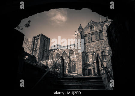 Ripon Kathedrale durch das steinerne Tor an der Seite der Kirche gesehen Stockfoto