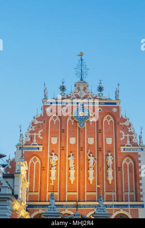 Riga Schwarzhäupterhaus und Statue des Heiligen Roland in der Dämmerung Stockfoto