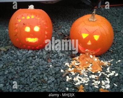 Kürbis geschnitzte halloween Kerze angezündet, sieht aus, als ob sie krank sind Stockfoto