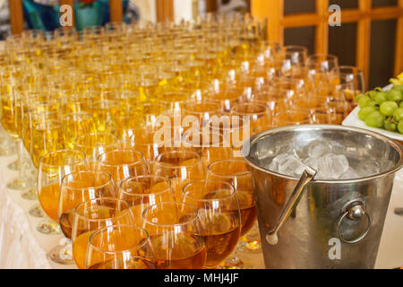 Catering Services. Gläser mit Wein in der Zeile Hintergrund im Restaurant Party. Selektiver Fokus Stockfoto