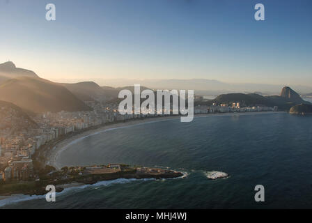 Der weltberühmten Copacabana Beach in Rio de Janeiro, Brasilien aus der Luft Stockfoto