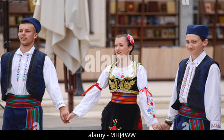 Serbische traditionelle Volkstänzer. Andricgrad, Visegrad, Bosnien Und Herzegowina Stockfoto