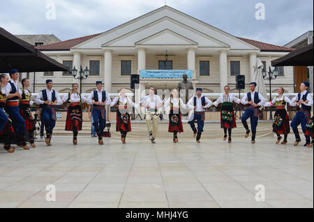 Serbische traditionelle Volkstänzer. Andricgrad, Visegrad, Bosnien Und Herzegowina Stockfoto