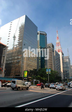 Der Verkehr auf der Hauptstraße Avenida Paulista in Sao Paulo, Brasilien Stockfoto