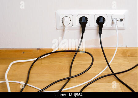 Elektrische Antenne und Anschlussbuchsen, elektrische Stecker und Kabel. Stockfoto