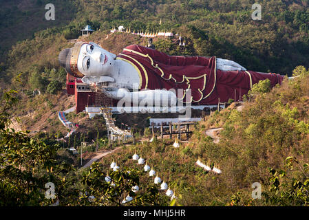 Win sein Taw Ya liegenden Buddha Statue bei Mudon in der Nähe von Mawlamyine. Mon, Myanmar (Burma), März 2018. Stockfoto