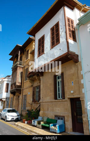 Alt und vor Kurzem renovierte Häuser in der Arabahmet Bezirk,Nikosia/Lefkosa/Nikosia, Türkische Republik Nordzypern Stockfoto