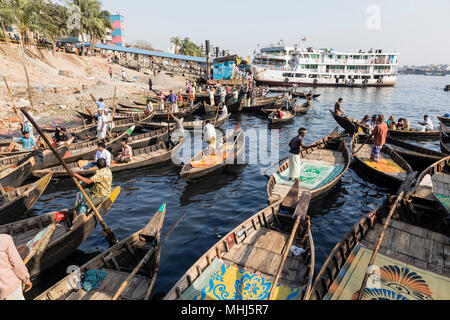 Dhaka, Bangladesh, 24. Februar 2017: Kleine Ruderboote warten auf Passagiere am Ufer des Flusses Buriganga in Dhaka, Bangladesh Stockfoto